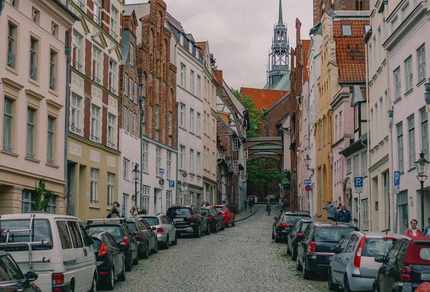 Historická ulice v Lübecku se zaparkovanými automobily